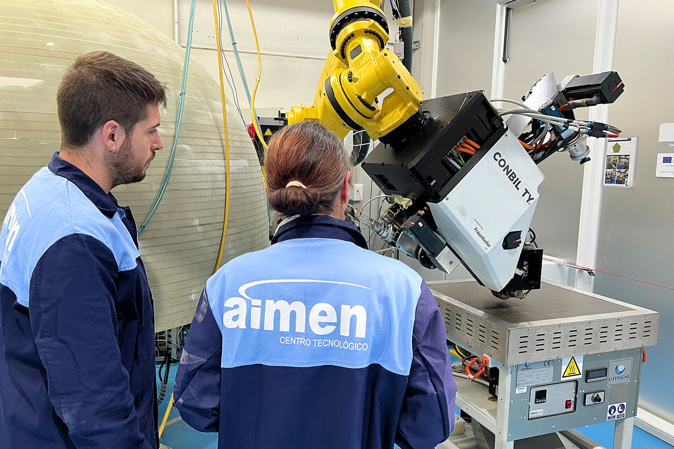 Operario manejando maquinaria