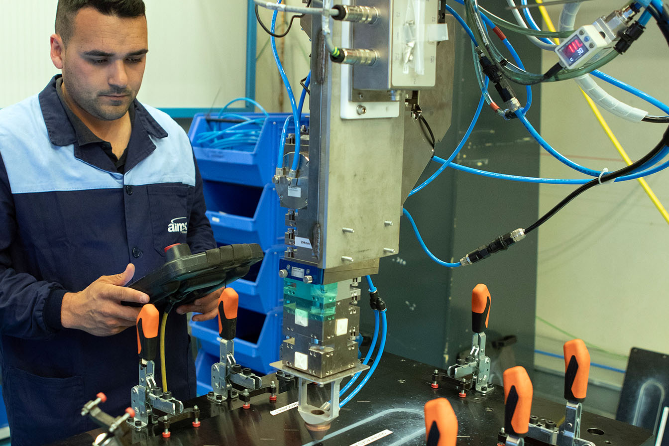 Operario manejando maquinaria