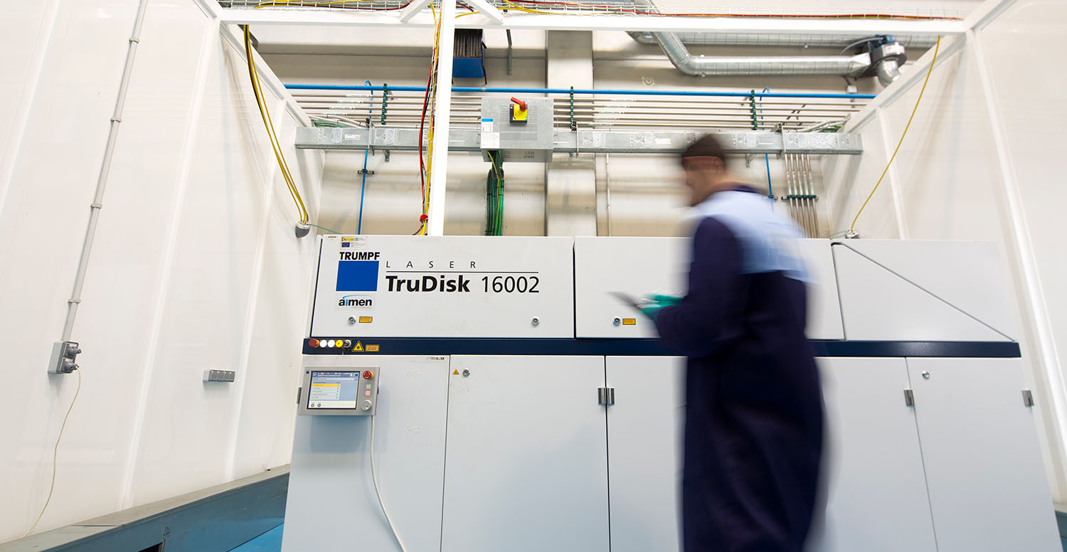 Trabajador junto a maquina Laser TruDisk 16002