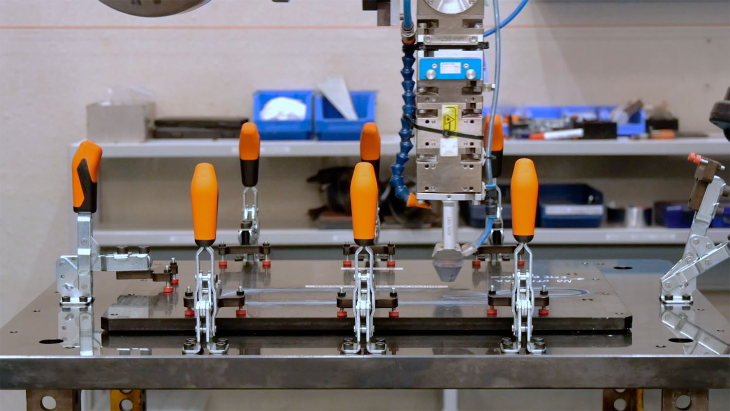 Maquina de soldar con un trabajador