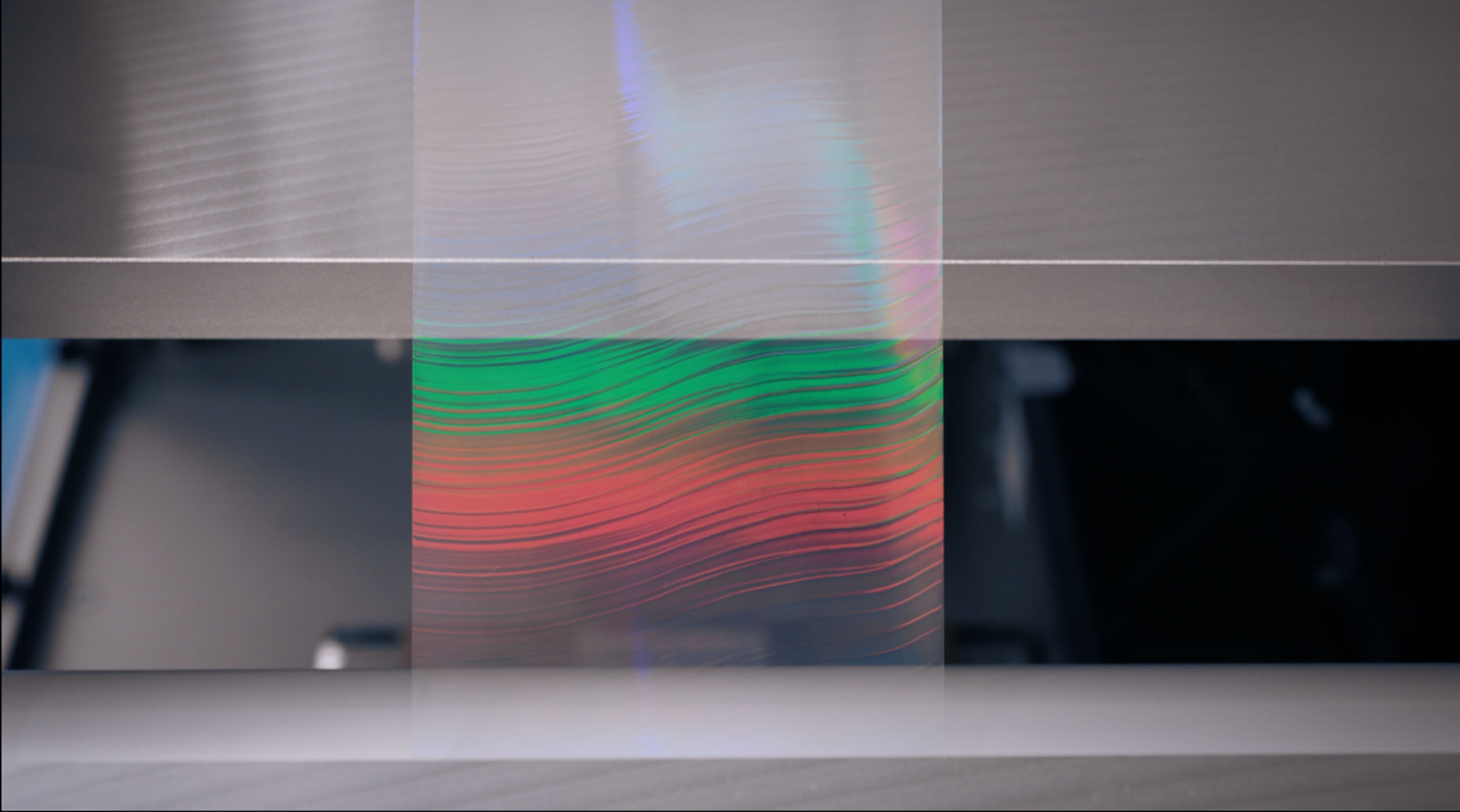 Operario manipulando brazo mecanico