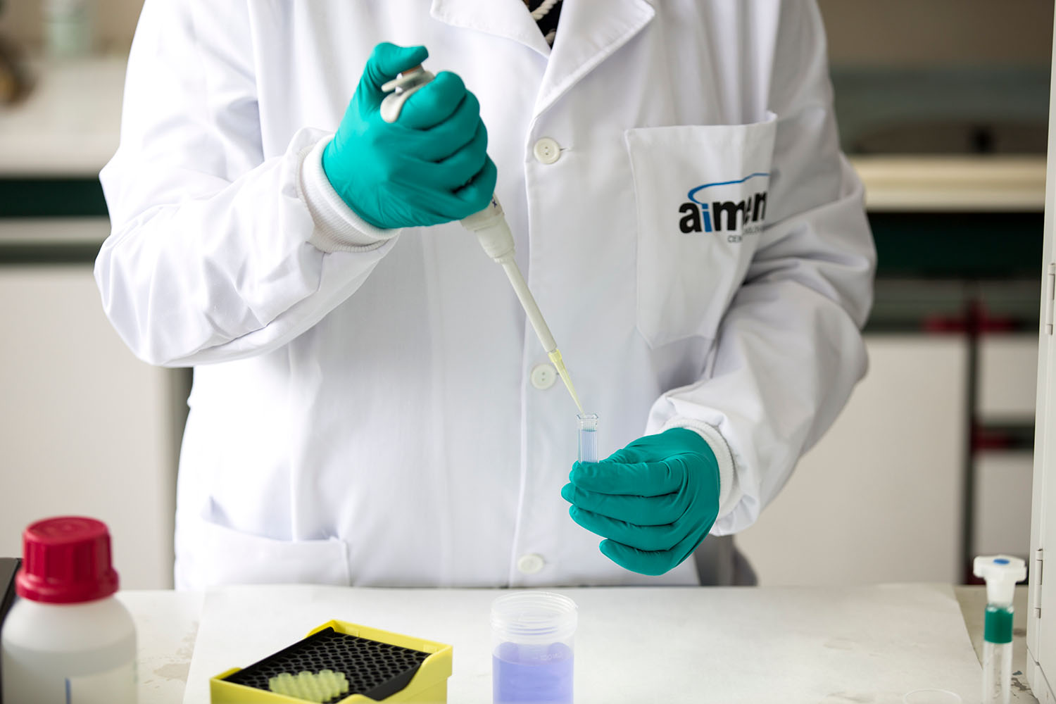 cientifico con instrumentos y pipeta