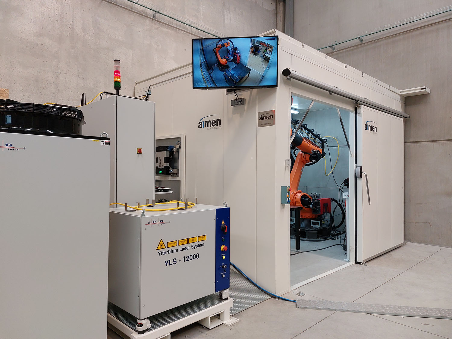 maquina con brazo mecanico soldador