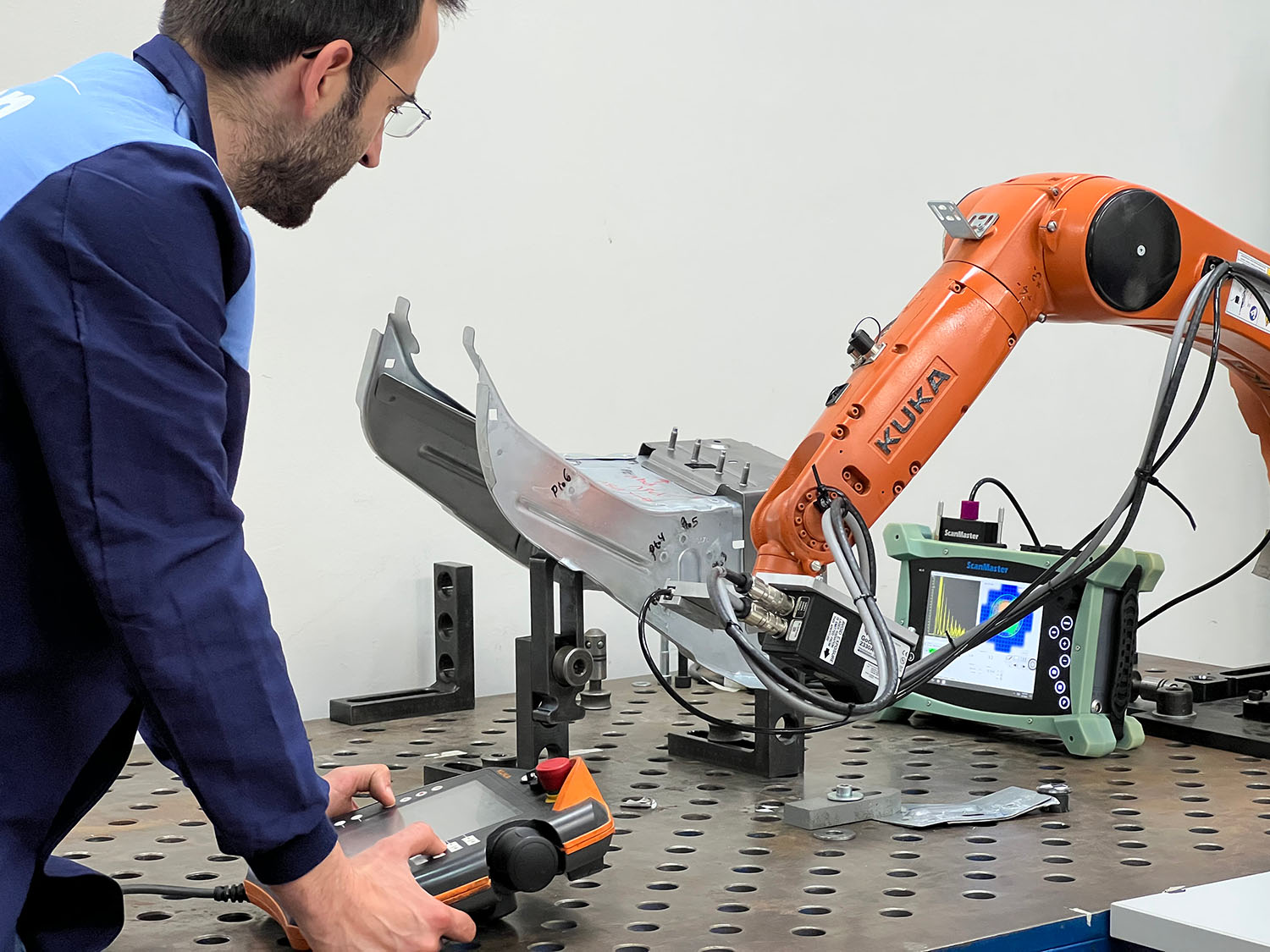 trabajador manipulando brazo mecanico