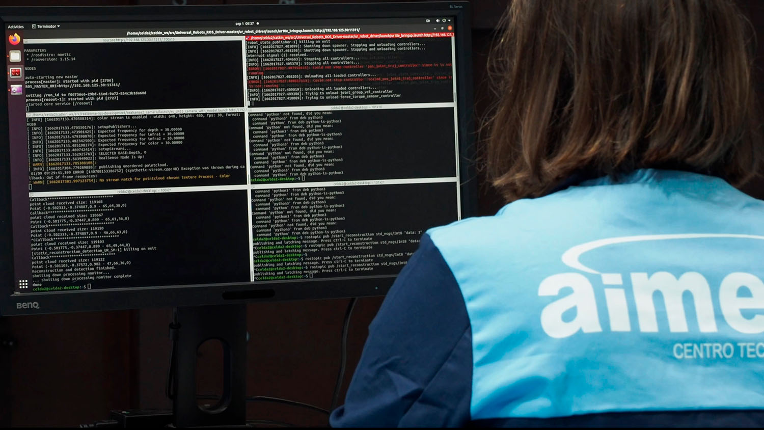 Trabajadora analizando datos en ordenador