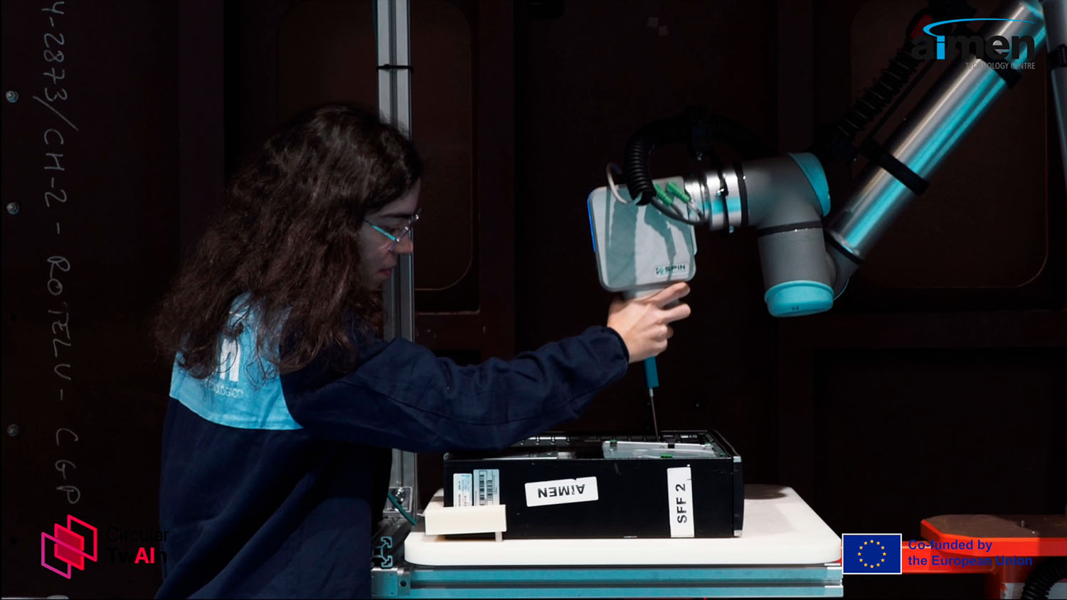 Trabajadora manipulando brazo robotico