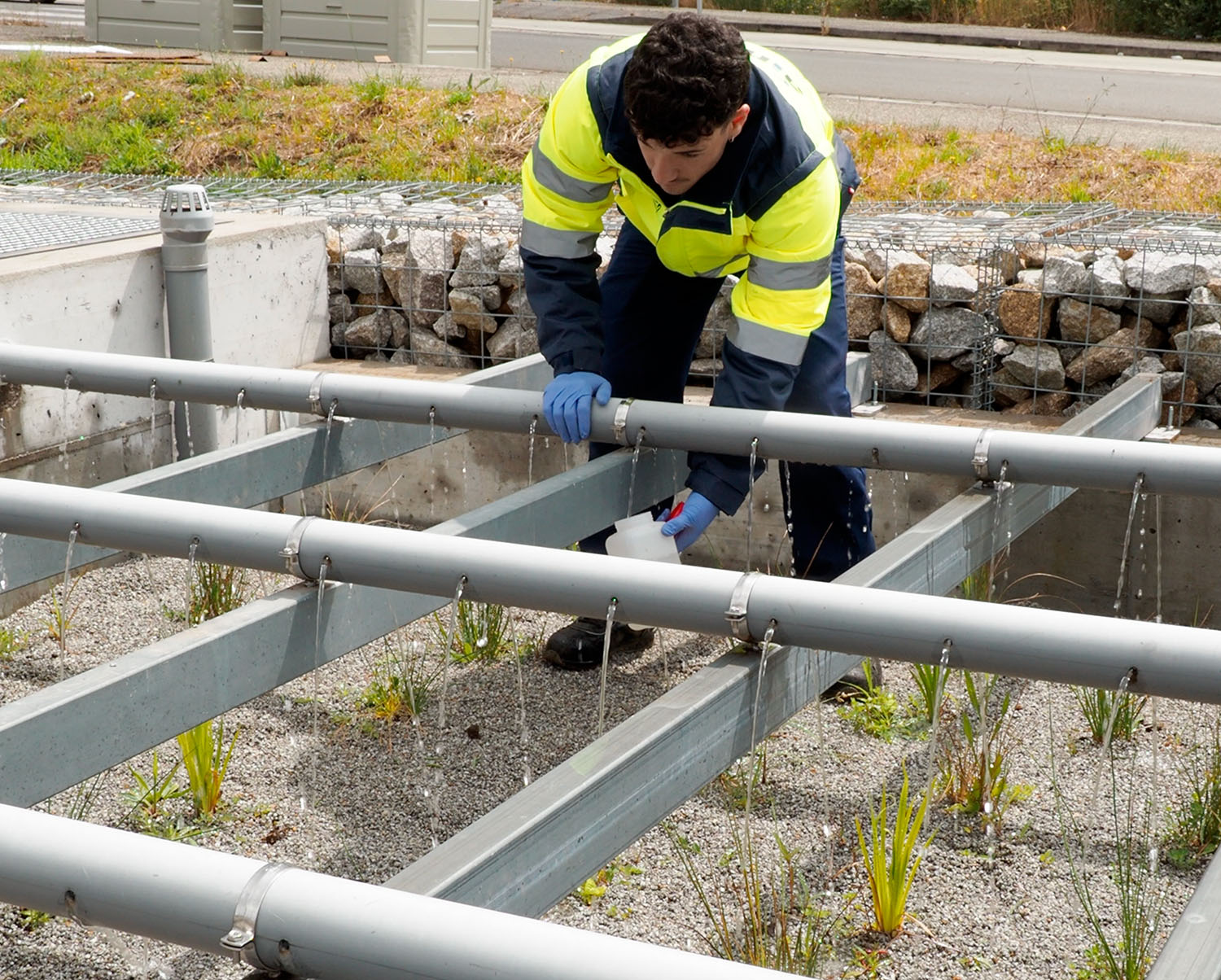 Trabajador de aimen manipulando sistema de riego