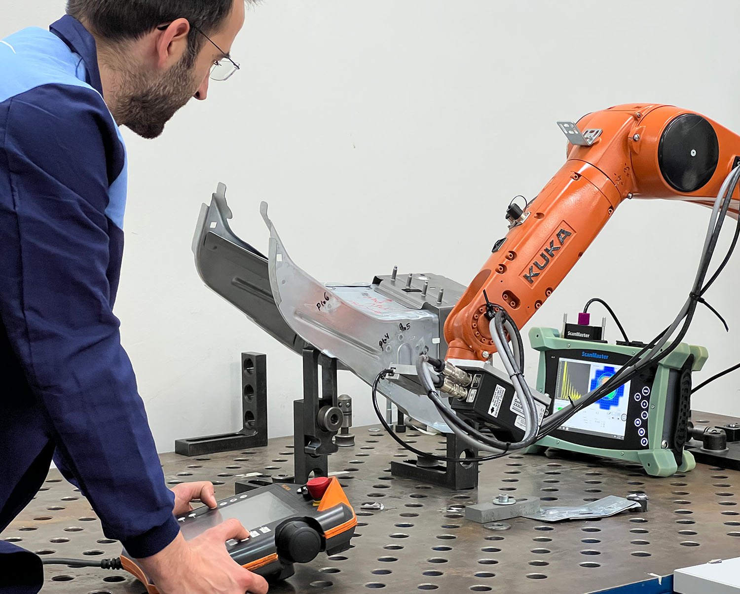 Cientifico manipulando brazo robotico