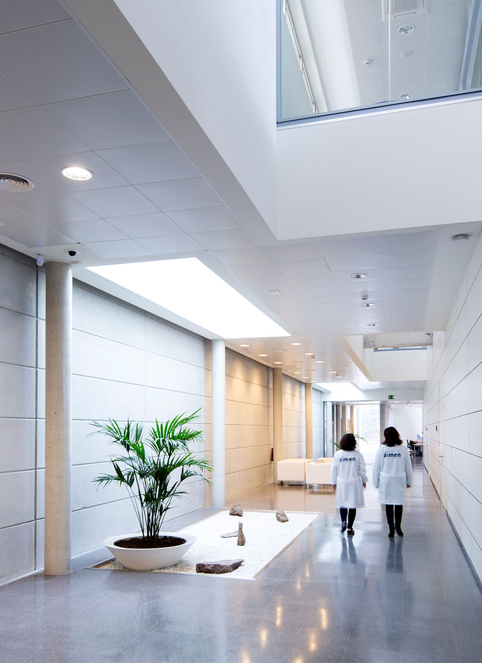 2 dientificos caminando por los pasillos de AIMEN